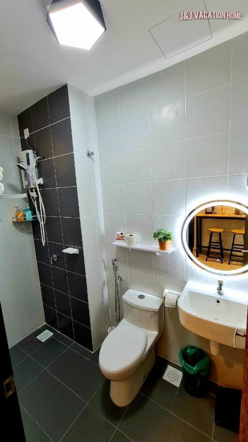 J&J Vacation Home@Novo8 Residence Kampong Tambak Exterior foto